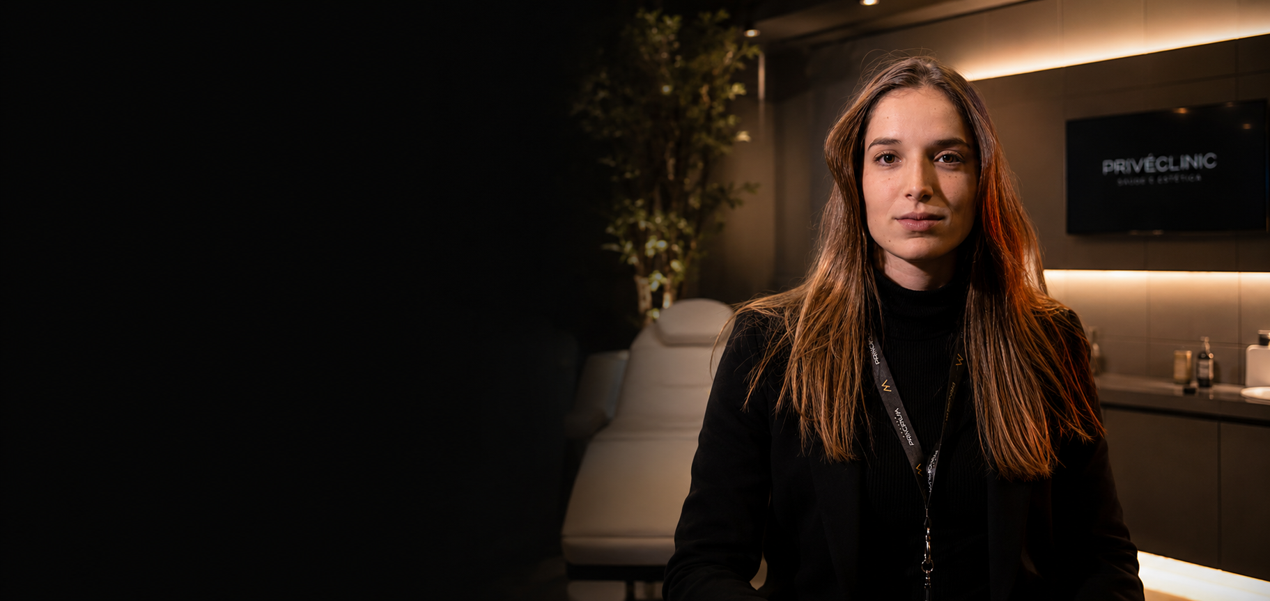 Dona de clínica em um ambiente de estética premium